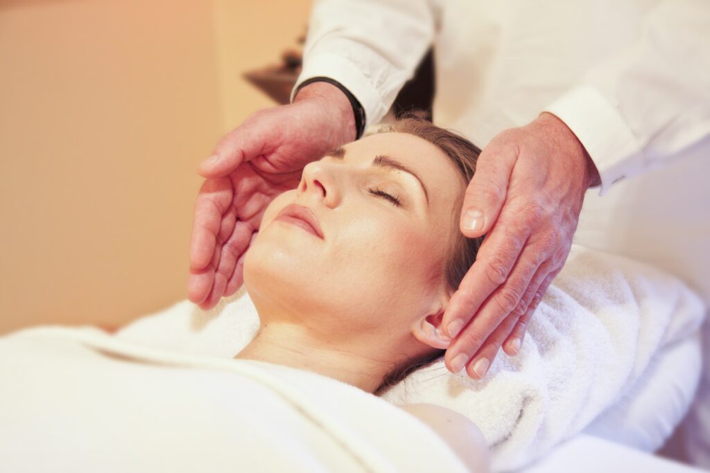 Le Massage reiki : une pratique holistique pour un équilibre énergétique 